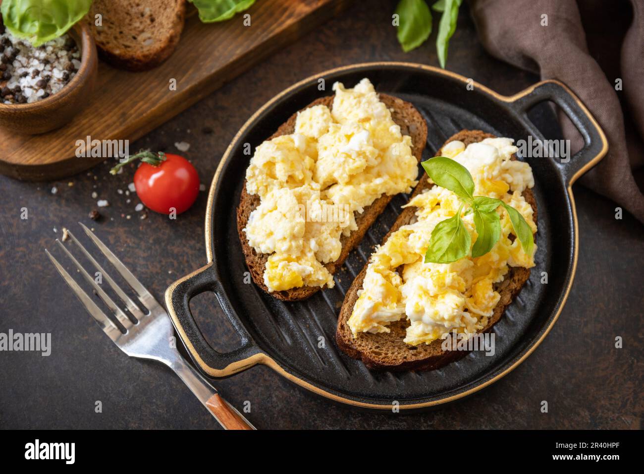 English breakfast scrambled eggs hi-res stock photography and images ...