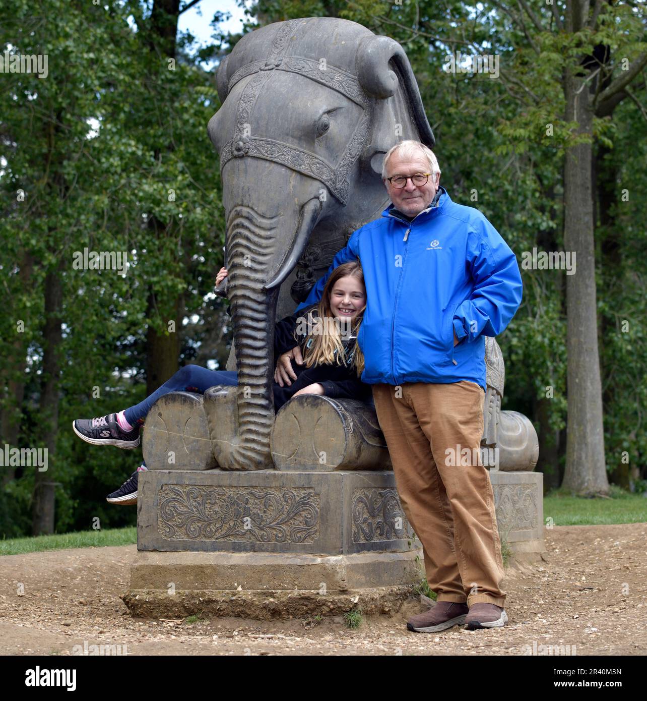 grandad and amilie with elephant whipsnade Stock Photo