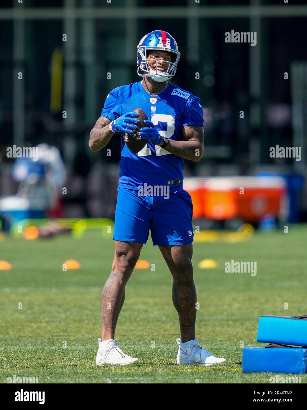 New York Giants tight end Darren Waller performs drills at the NFL