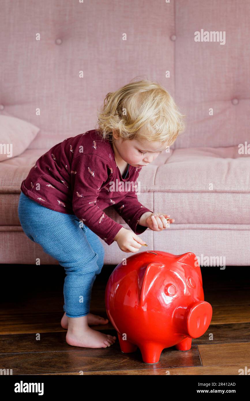 Bonn, Deutschland. 25th May, 2023. Child with piggy bank || Model release available Credit: dpa/Alamy Live News Stock Photo