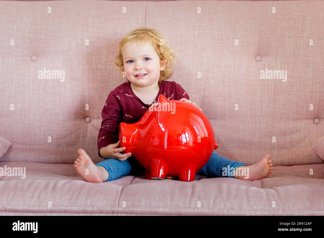 Bonn, Deutschland. 25th May, 2023. Theme: Kind with piggy bank is happy. || Model release available Credit: dpa/Alamy Live News Stock Photo