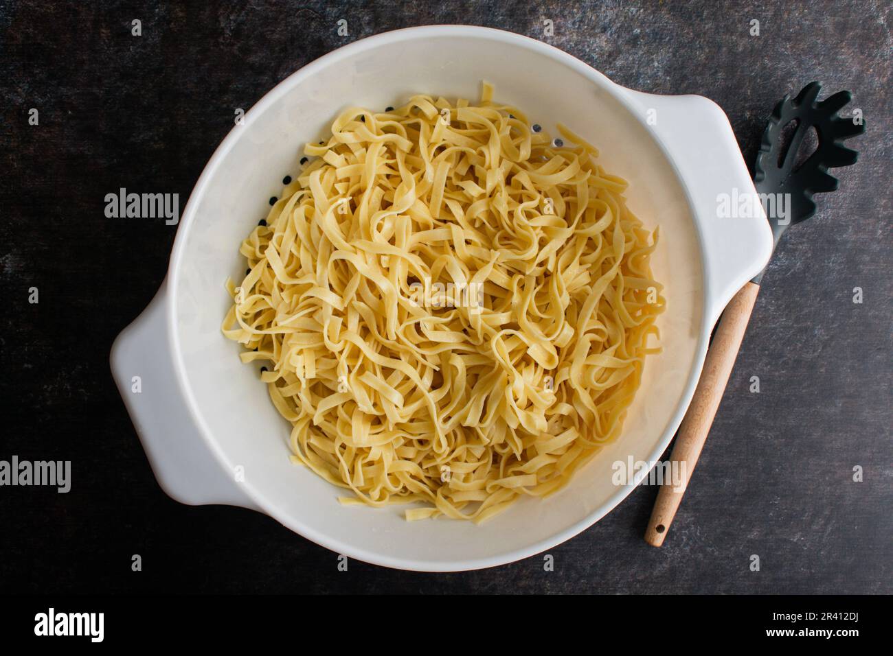 Kitchen sieve pasta strainer hi-res stock photography and images - Alamy