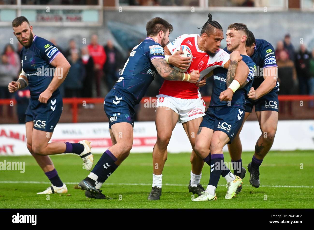 Sauaso ‘Jesse' Sue #8 of Hull KR with.a strong run into Wigans defence during the Betfred Super League round 13 match Hull KR vs Wigan Warriors at Sewell Group Craven Park, Kingston upon Hull, United Kingdom, 25th May 2023 (Photo by Craig Cresswell/News Images) in, on 5/25/2023. (Photo by Craig Cresswell/News Images/Sipa USA) Credit: Sipa USA/Alamy Live News Credit: Sipa USA/Alamy Live News Stock Photo