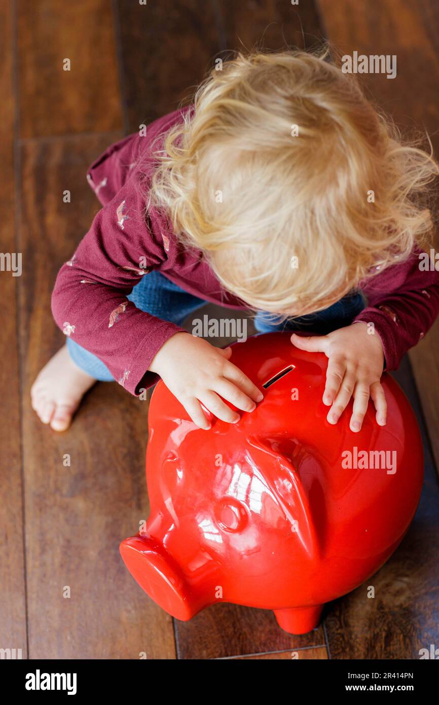 Bonn, Deutschland. 25th May, 2023. Child with piggy bank || Model release available Credit: dpa/Alamy Live News Stock Photo