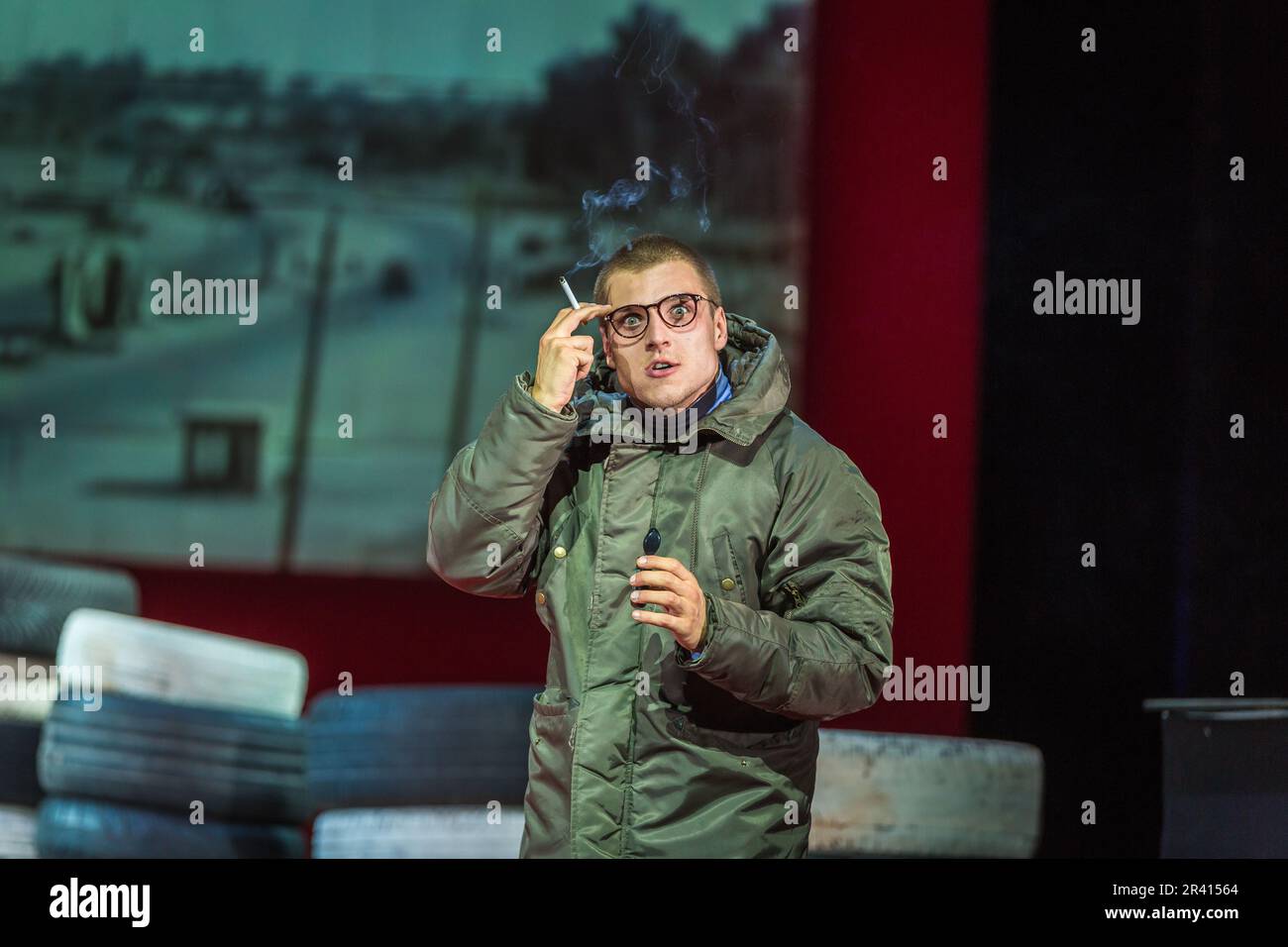 In einer Inszenierung des Gorki Theaters (Berlin) mit Mazen Aljubbeh