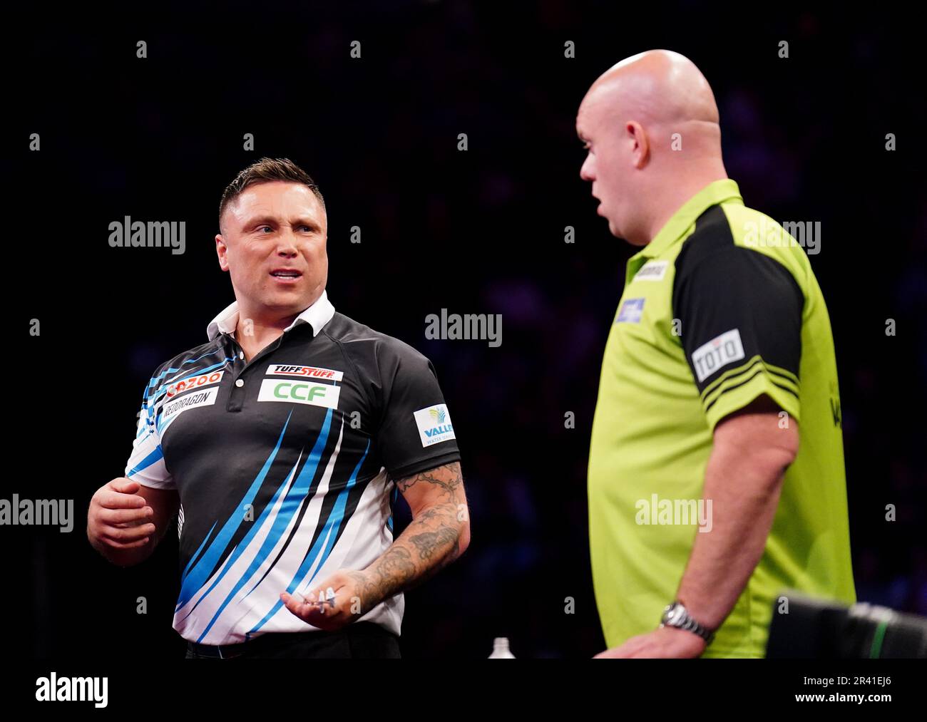 Gerwyn Price (left) in action against Michael van Gerwen during the Cazoo Premier League play-offs at The O2, London. Picture date: Thursday May 25, 2023. Stock Photo