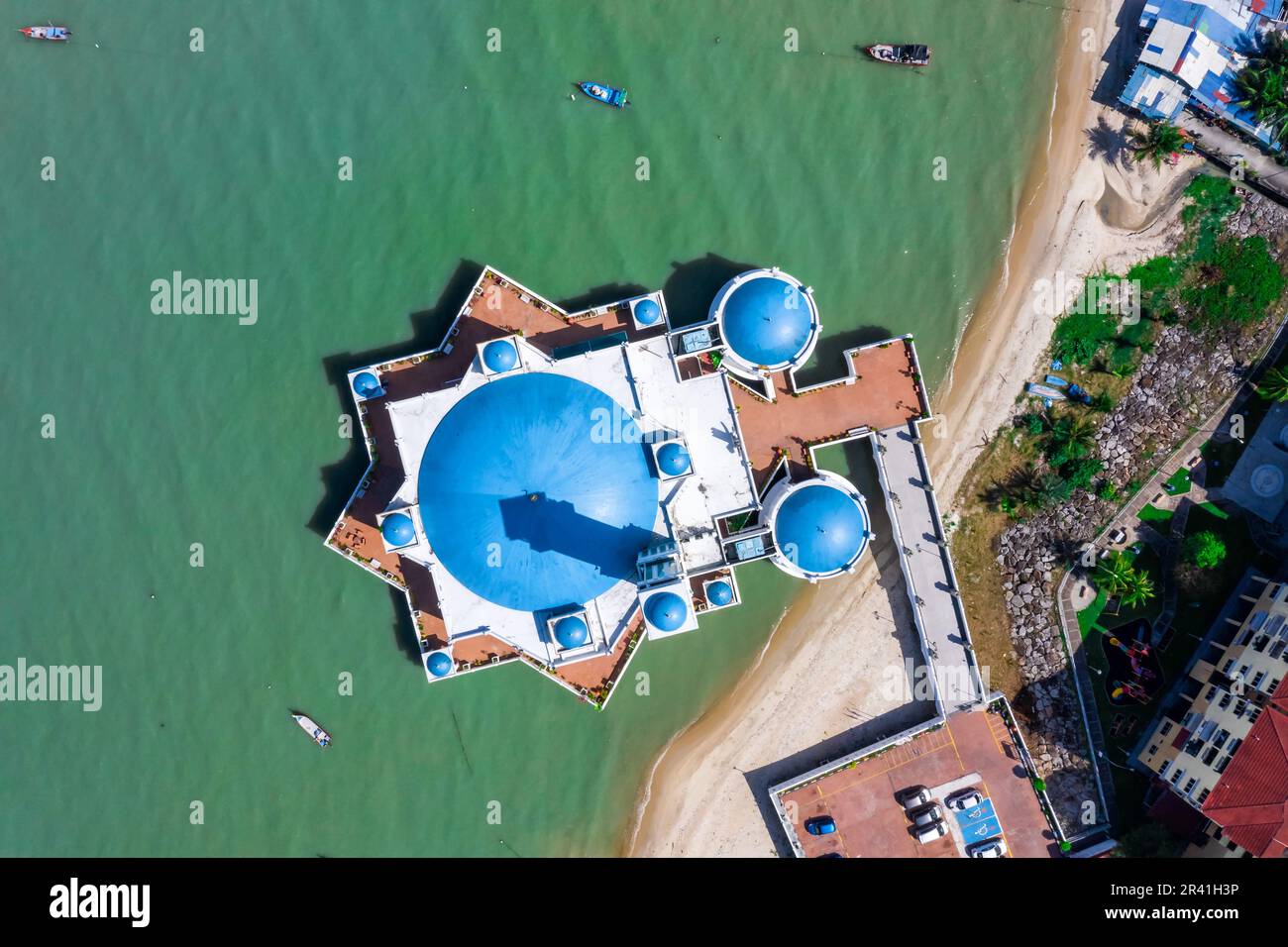 Penang, Malaysia - 8. Februar 2023: Die Schwimmende Moschee Luftbild