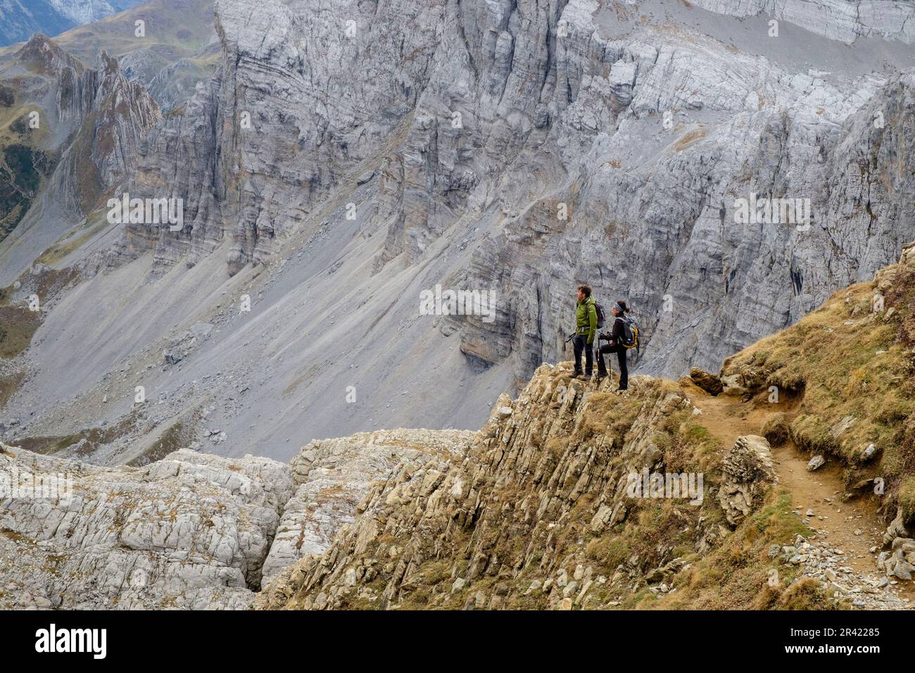 escursionistas ascendiendo el collado hacia el pico Mesa de los Tres Reyes, Parque natural de los Valles Occidentales, Huesca, cordillera de los pirineos, Spain, Europe. Stock Photo