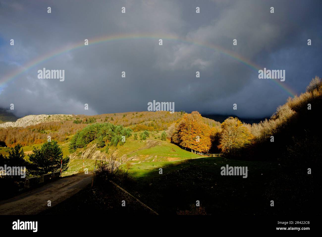 arcoiris sobre el barranco de Petrachema, Linza, Parque natural de los Valles Occidentales, Huesca, cordillera de los pirineos, Spain, Europe. Stock Photo