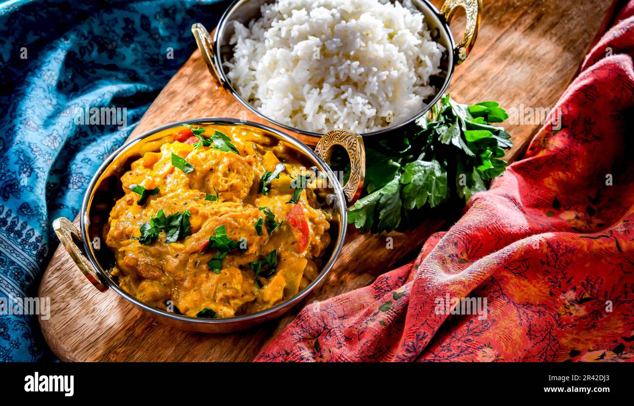 https://c8.alamy.com/comp/2R42DJ3/curry-chicken-with-rice-served-in-original-indian-karahi-pots-2R42DJ3.jpg