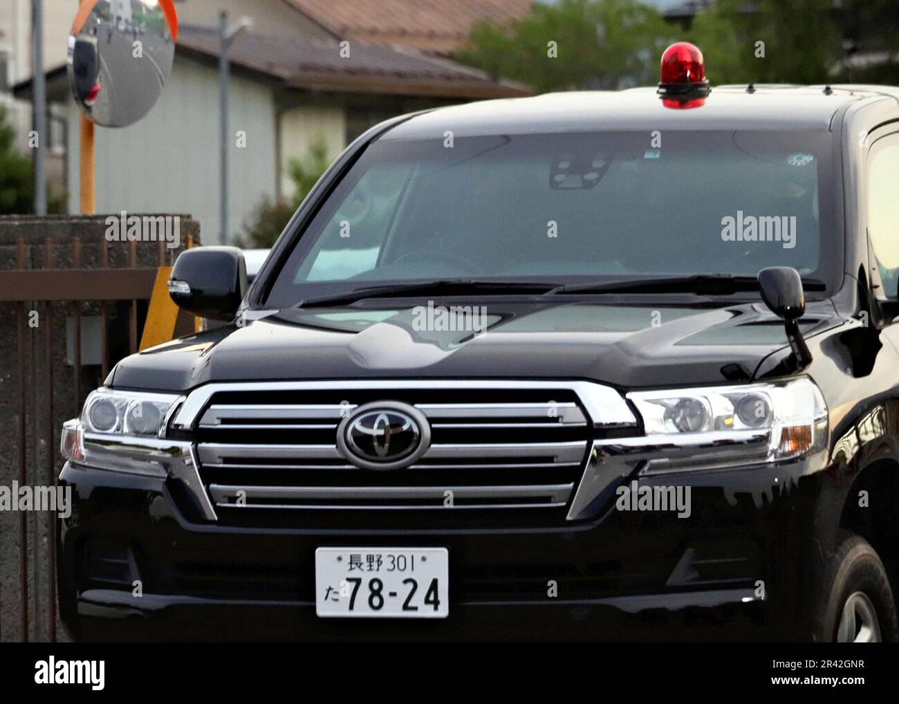 A car carrying a suspect arrives at Nakano Police Station in Nakano City, Nagano Prefecture on May 26, 2023. Nagano prefectural police on the same day early morning detained a man who barricaded himself inside a house in Nakano, Nagano Prefecture, after allegedly killing two male police officers and a woman on the previous day. Another woman, the fourth victim, was confirmed dead on the same day morning. The man reportedly came out of the house on his own a little after 4:30 a.m. same day, and the police transported him to Nakano Police Station in a police vehicle.The man is believed to be the Stock Photo