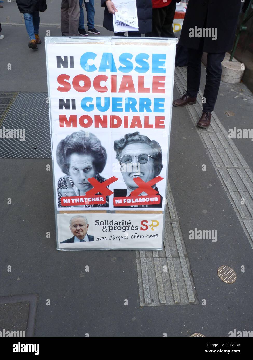 Une affiche à Paris NI CASSE SOCIALE NI GUERRE MONDIALE NI THATCHER NI FOLAMOUR SOLIDARITÉ & PROGRÈS Stock Photo
