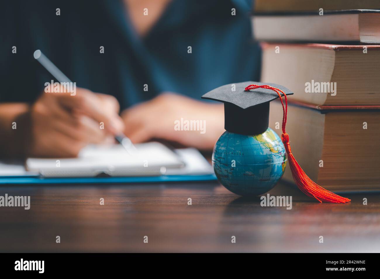 Graduation cap with Earth globe. Concept of global business study ...