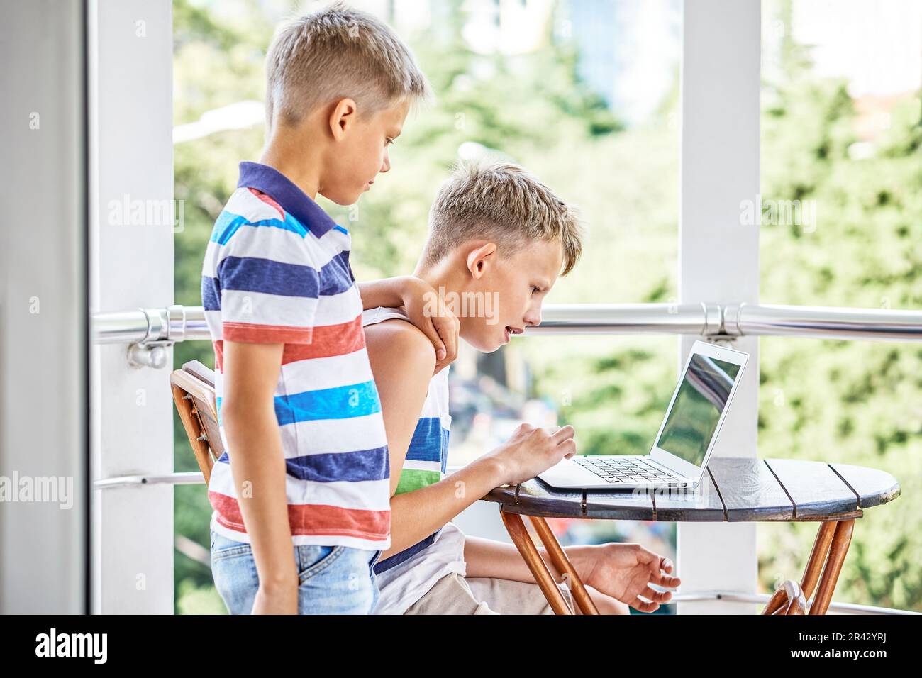 Junior schoolboy explores elder brother playing difficult game on ...