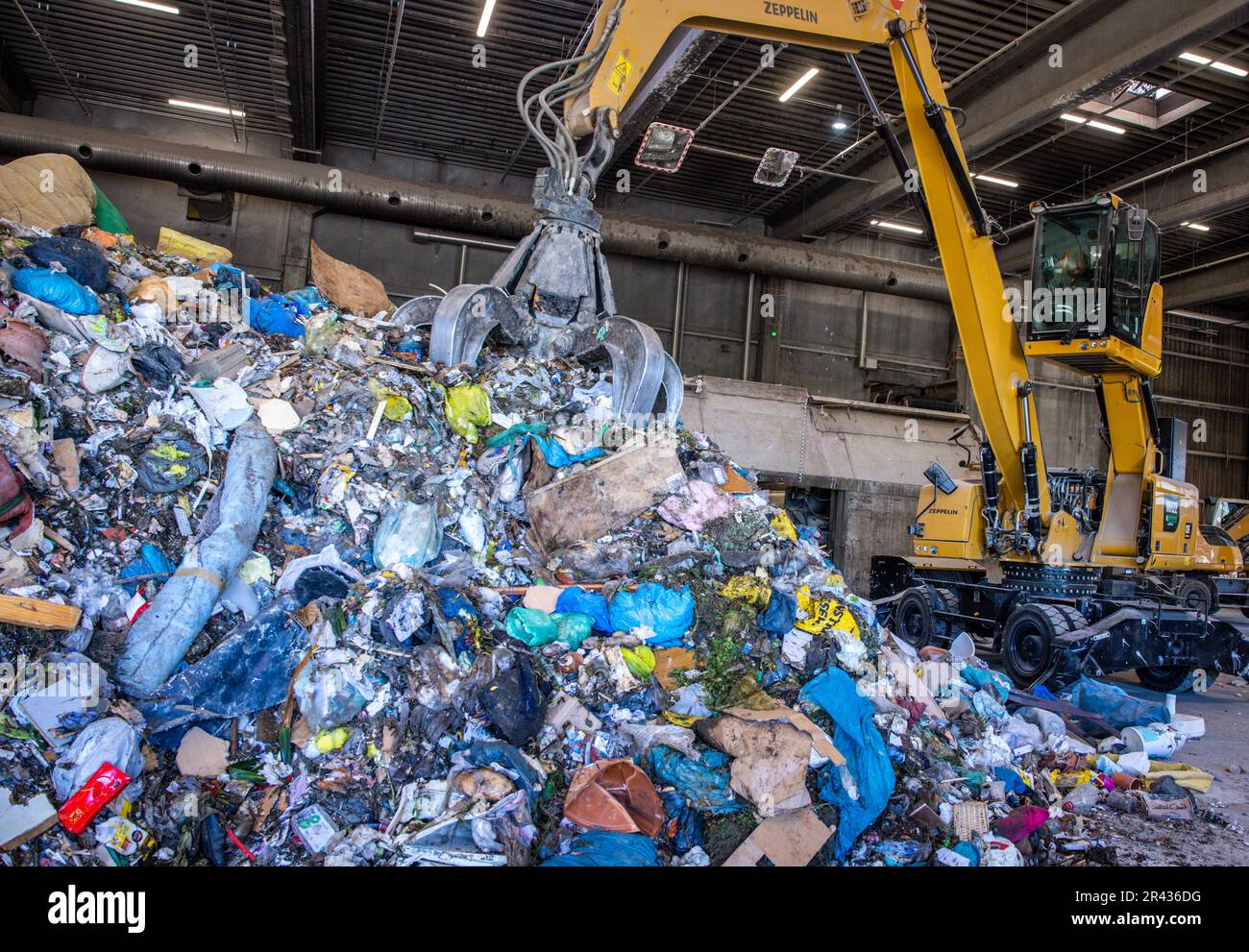 Rosenow, Germany. 09th May, 2023. An excavator lifts delivered