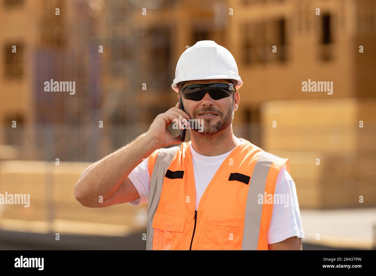 Uniform worker outside building hi-res stock photography and images - Page  15 - Alamy