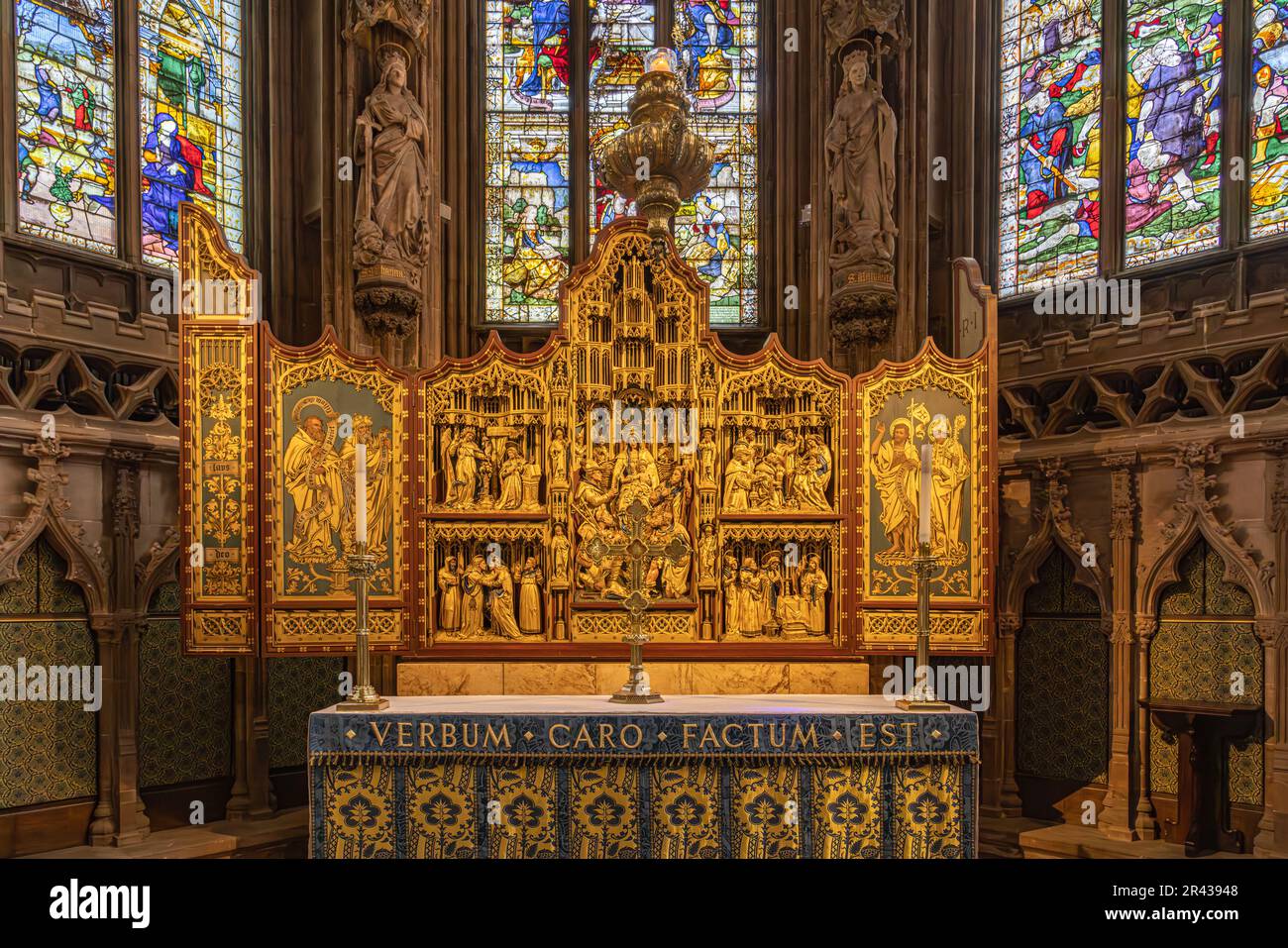 Detail of the golden altar within the Lady Chapel of Lichfield Cathedral. Interior of Lichfield cathedral with altar and stained glass windows. Stock Photo