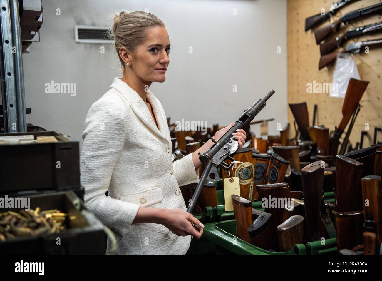 Oslo 20230525.Norway's Minister of Justice and Emergency Preparedness Emilie Enger Mehl visits the weapons reception at the police station in Greenland on the occasion that the weapons amnesty expires on 1 June. At the end of April, 8,103 weapons had been handed in, the police have, among other things, received 65 submachine guns and 19 machine guns. Photo: Rodrigo Freitas / NTB Stock Photo