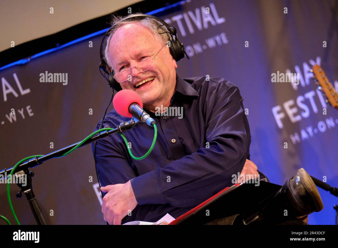 Hay-on-Wye, Herefordshire, UK Thursday 25 May 2023, 5pm Venue: Llwyfan Cymru – Wales Stage BBC Radio 4 Loose Ends producers Clive Anderson and Andrew O’Neill bring the chat and laughs of Radio 4’s top entertainment show to the Hay Festival. Guests are Simon Day, Maggie Aderin-Pocock, Joseph Coelho and Dr Ranj, with music from Panic Shack.Credit: Ian Tennant/Alamy Live News  Stock Photo