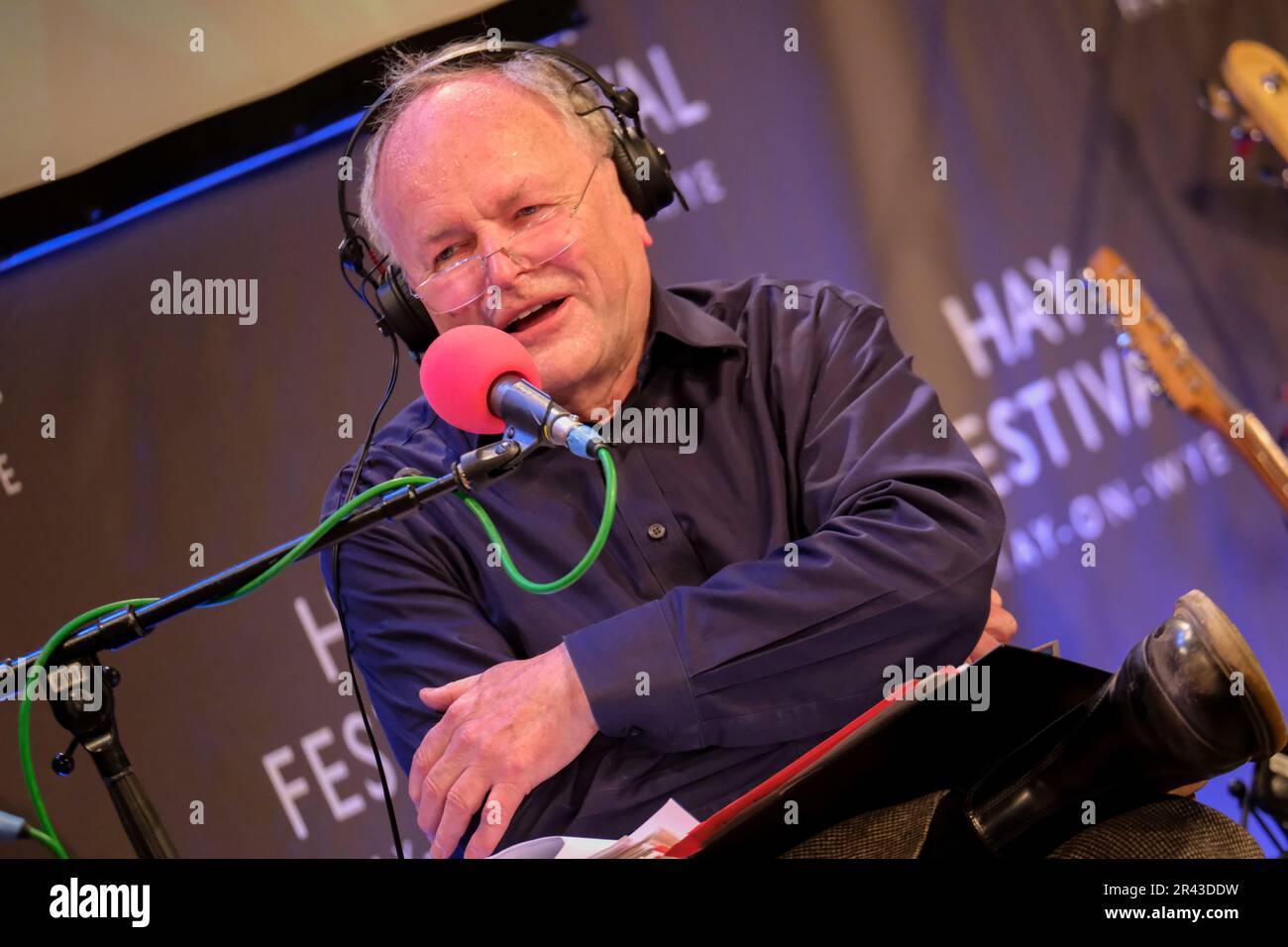 Hay-on-Wye, Herefordshire, UK Thursday 25 May 2023, 5pm Venue: Llwyfan Cymru – Wales Stage BBC Radio 4 Loose Ends producers Clive Anderson and Andrew O’Neill bring the chat and laughs of Radio 4’s top entertainment show to the Hay Festival. Guests are Simon Day, Maggie Aderin-Pocock, Joseph Coelho and Dr Ranj, with music from Panic Shack.Credit: Ian Tennant/Alamy Live News  Stock Photo