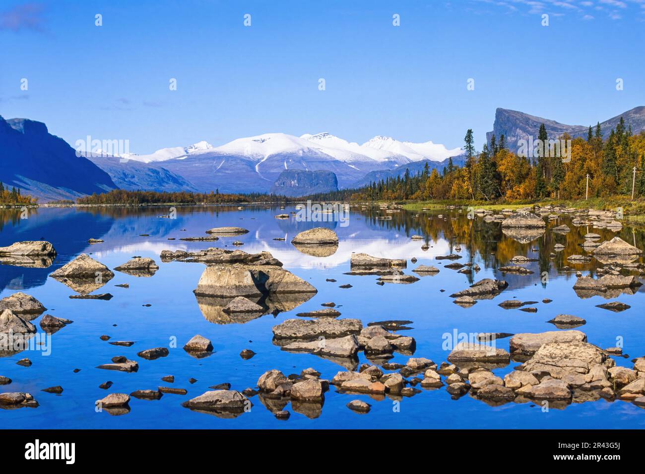 Scenic view at Lake Laitaure in rapa valley at Sareks national park with and snow capped mountains and autumn colors, Kvikkjokk, Lappland, Sweden Stock Photo