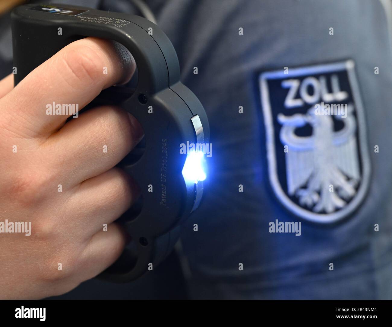 26 May 2023, Hesse, Frankfurt/Main An illegally imported brass knuckles with an electric shock