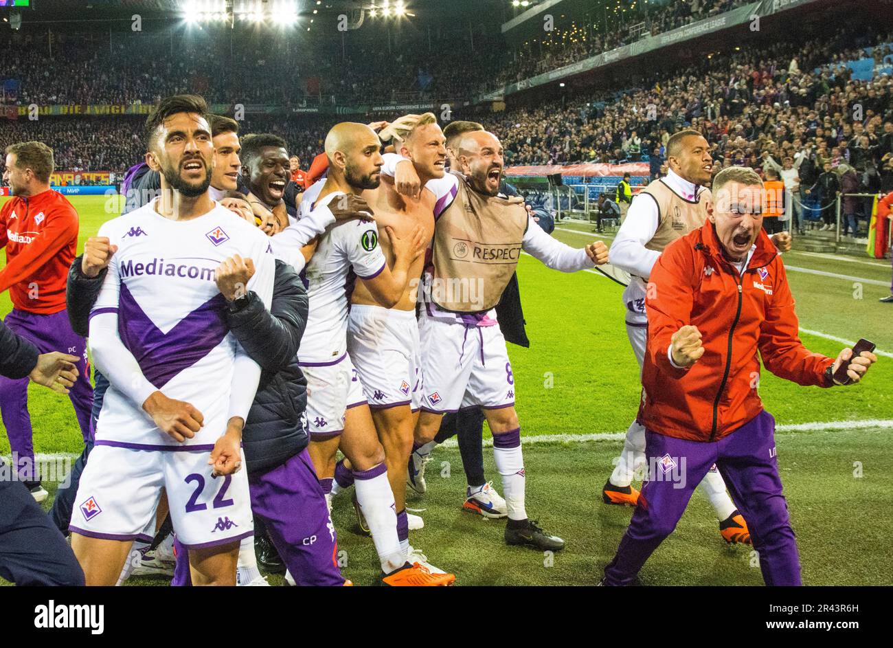 The players and the entire ACF Fiorentina team celebrate the victory and thus the entry into the final of the Conference League 2022 23 Stock Photo