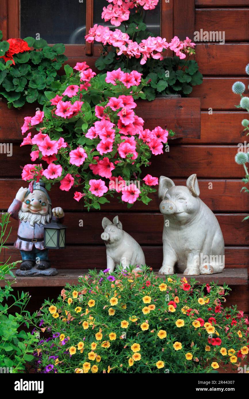 Summer house garden figures hi-res stock photography and images - Alamy