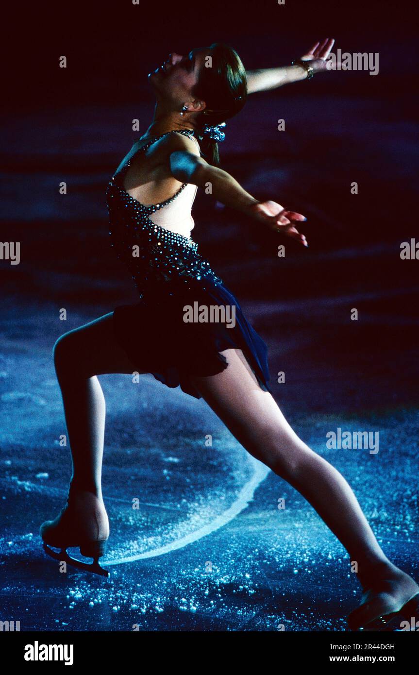 Tanja Szewczenko, deutsche Eislunstläuferin, in Pose beim Schaulaufen auf dem Eis beim Sparkassen Cup On Ice in Gelsenkirchen, Deutschland 1997. Stock Photo