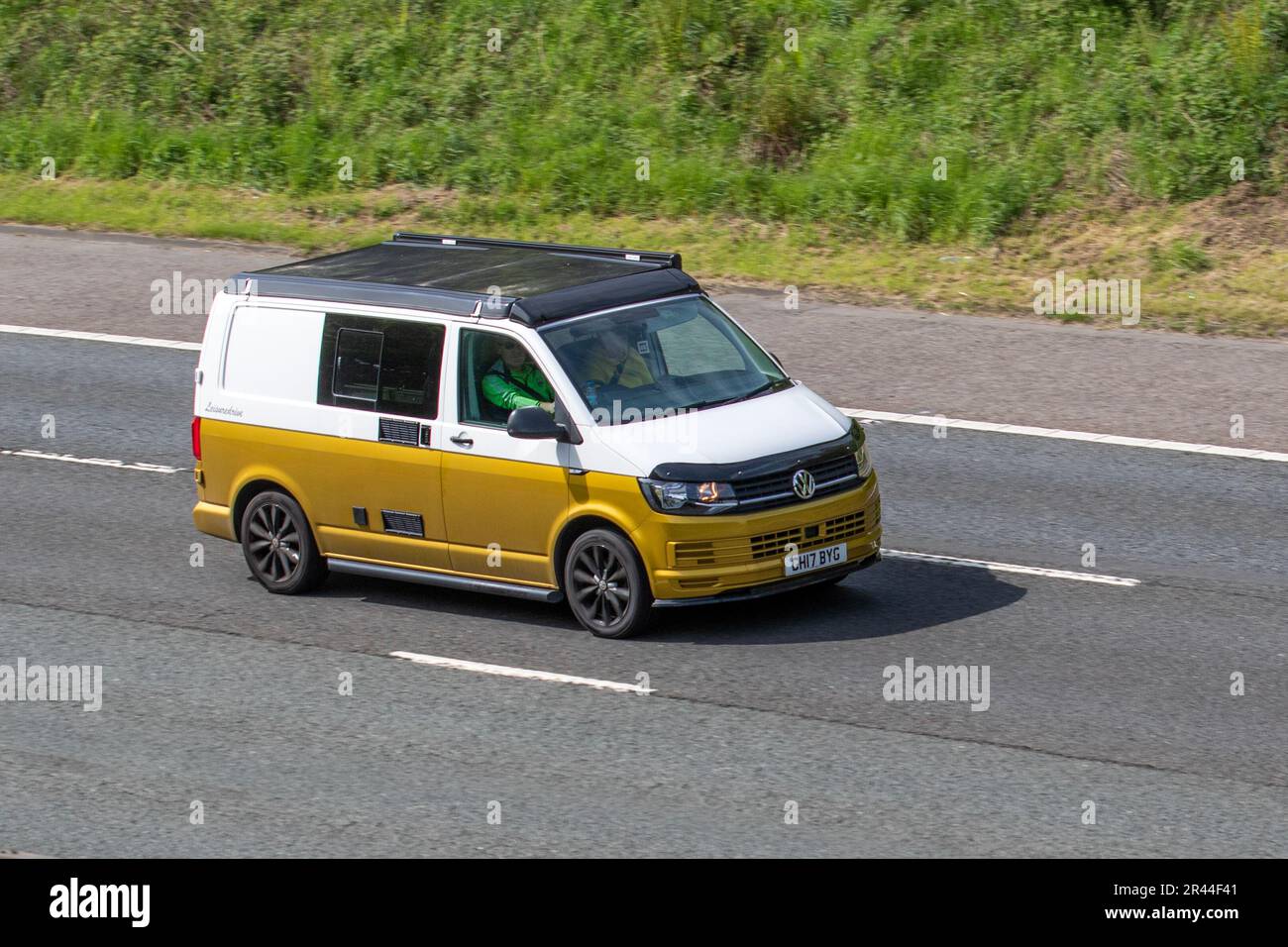 2017 Volkswagen Transporter T28 S-Line Tdi Bmt Tdi 102 Bluemotion LWB Euro5 Start/Stop White LCV Panel Van Diesel 1968 cc. Leisuredrive Vivante Campervan Stock Photo