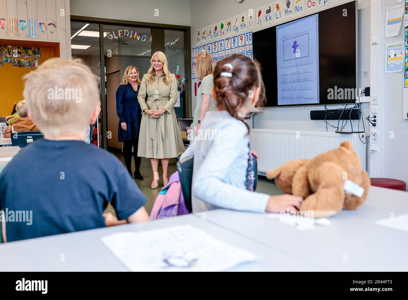 Lillehammer 20230526.Crown Princess Mette Marit visits Nordre Aal school in Lillehammer where the children write Friday letters. Photo: Geir Olsen / NTB Stock Photo