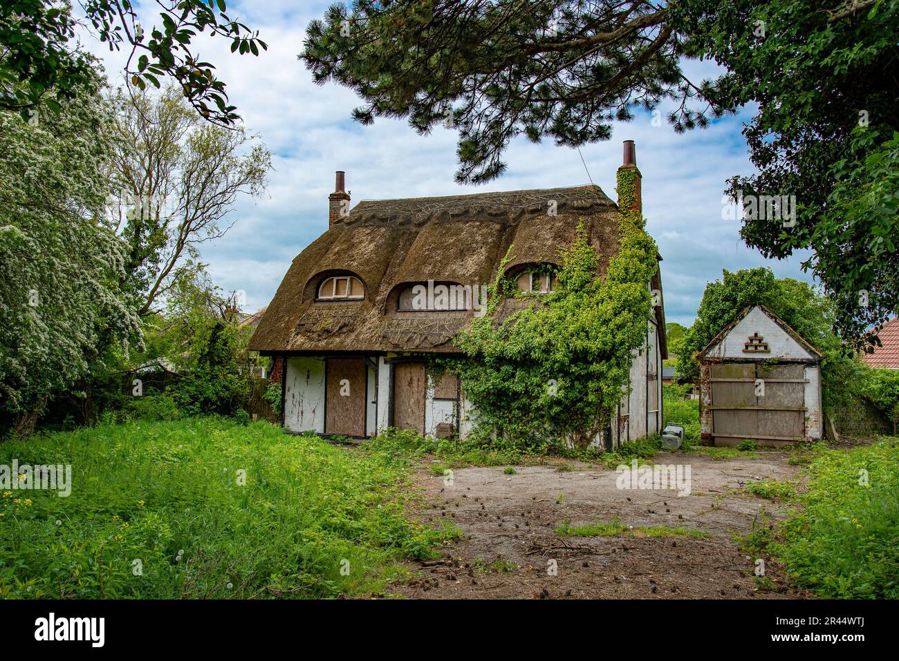 Derelict thatched cottage, Chapel St. Leonards, Skegness, Lincolnshire, UK Stock Photo