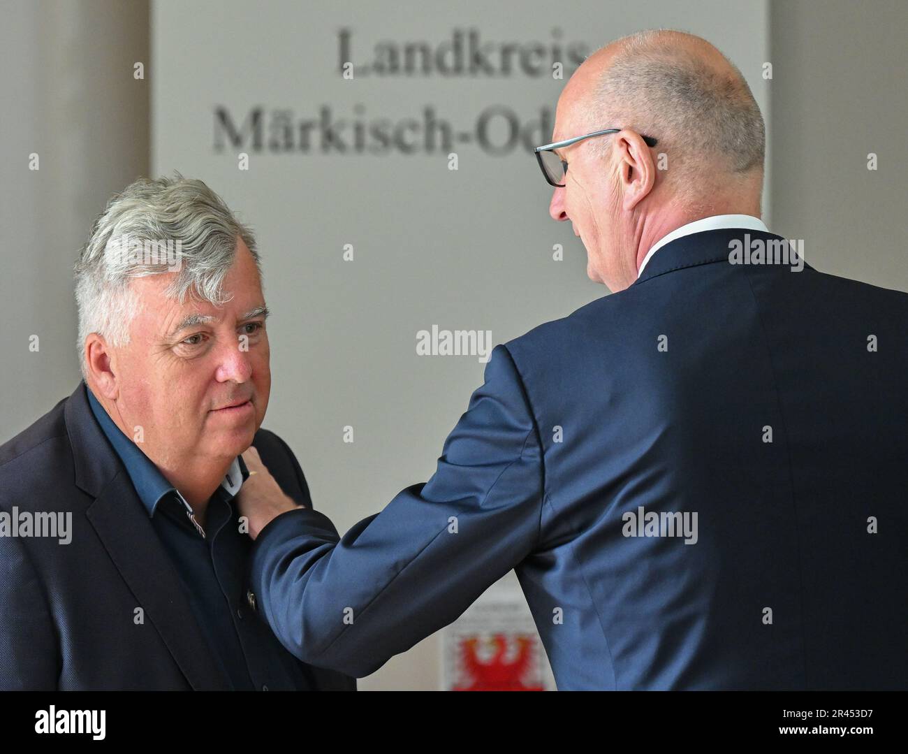 Seelow, Germany. 26th May, 2023. Gernot Schmidt (l, SPD), District Administrator of the Märkisch-Oderland district, and Dietmar Woidke (SPD), Minister President of Brandenburg, talk at the Oder Conference 'Quo vadis Oder?' on the German-Polish Oder River. The environmental disaster on the Oder River in the summer of 2022 continues to preoccupy many politicians, scientists and fishermen in Germany and Poland. Credit: Patrick Pleul/dpa/Alamy Live News Stock Photo