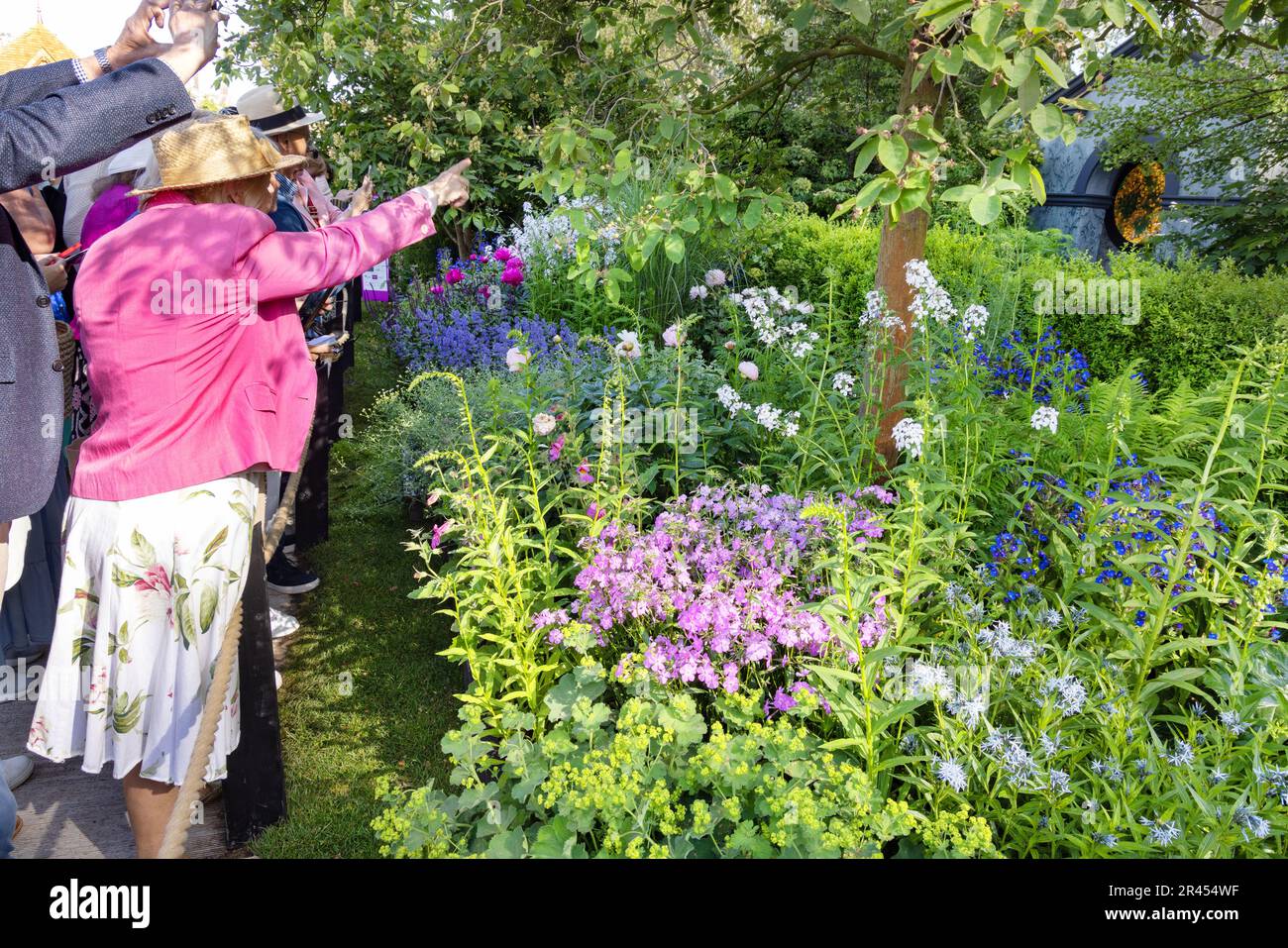 Chelsea Flower Show 2023 - visitors looking at the show gardens in spring sunshine, Chelsea, London UK Stock Photo