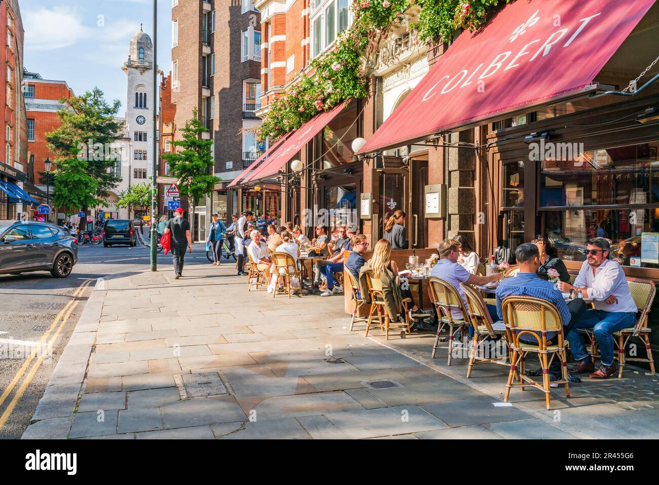 LONDON, UK - MAY 24, 2023: People enjoy sunny spring day in Chelsea, an affluent area known for the smart boutiques and high-end restaurants Stock Photo