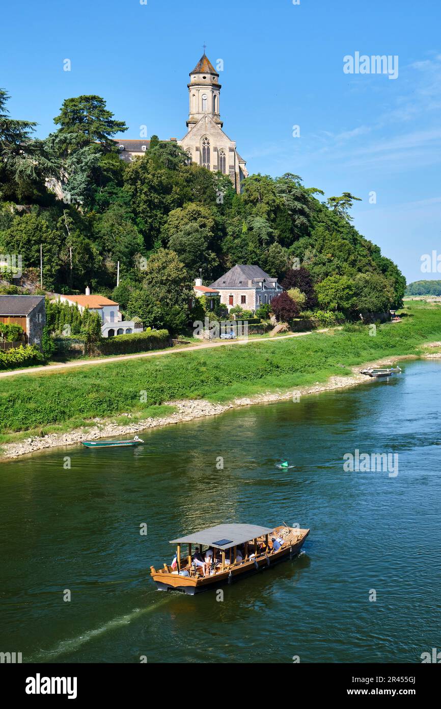 Mauges-sur-Loire, formerly Saint-Florent-le-Vieil (north-western France): banks of the River Loire and typical riverboat “toue cabanee” Stock Photo