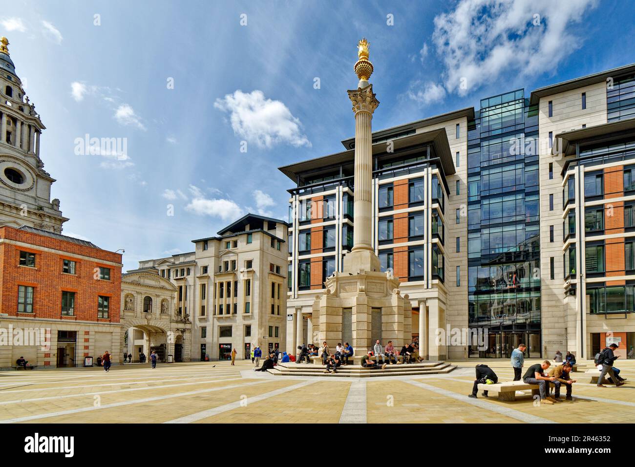 London St Pauls Paternoster Square and the 75 ft (23m) tall Paternoster Square Column Stock Photo