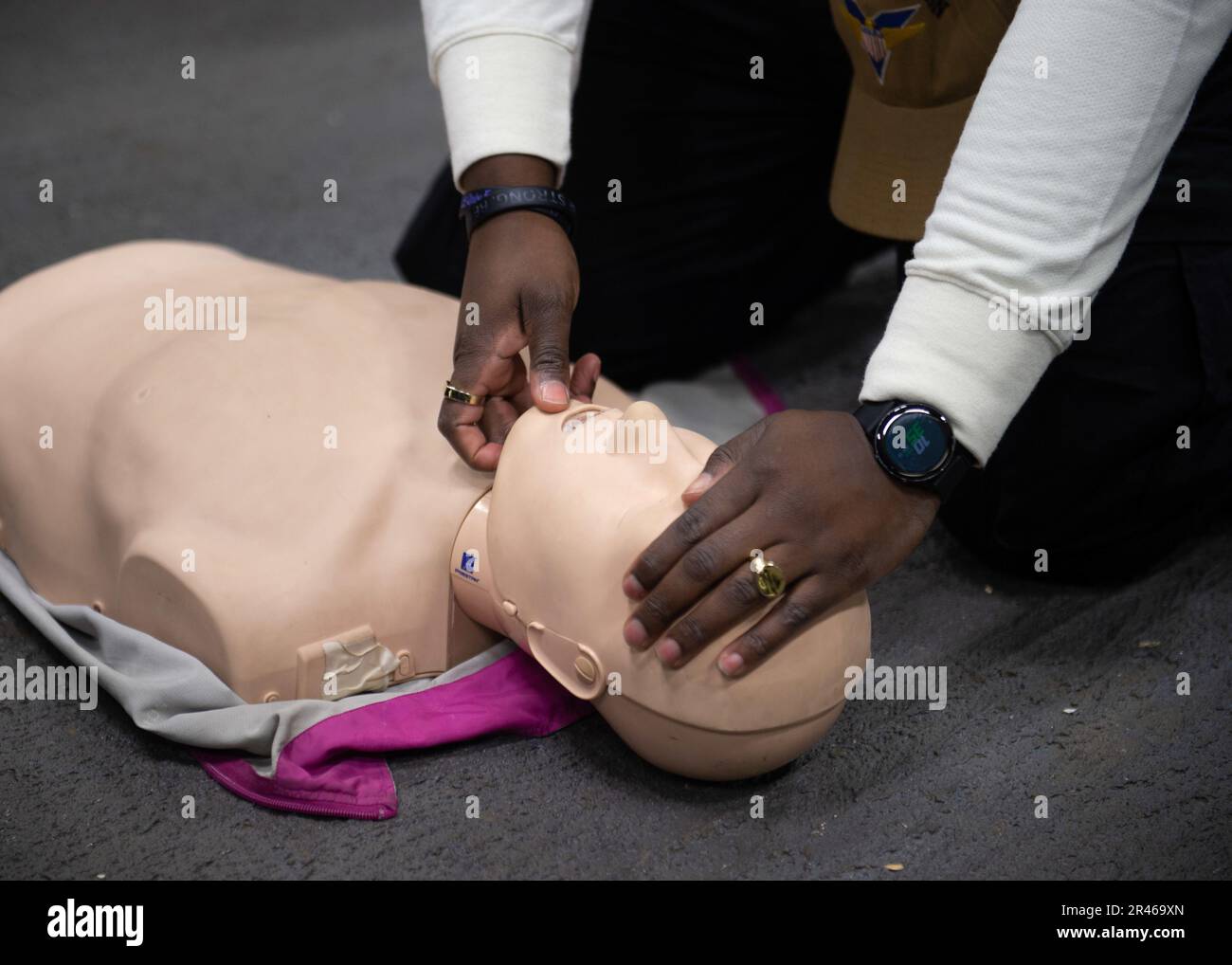 230118-N-MD461-1043 PACIFIC OCEAN (Jan. 18, 2022) Hospital Corpsman 3rd Class Ahmi Atsina, a native of New Orleans, La., instructs Sailors how to check for airway obstruction during CPR training in the jet shop aboard Nimitz-class aircraft carrier USS Carl Vinson (CVN 70). Vinson is currently underway conducting routine maritime operations. Stock Photo