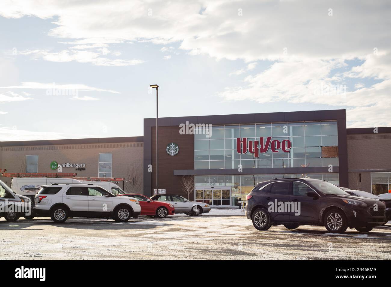 The cars in a parking lot in front of the HyVee Store. Janesville, USA