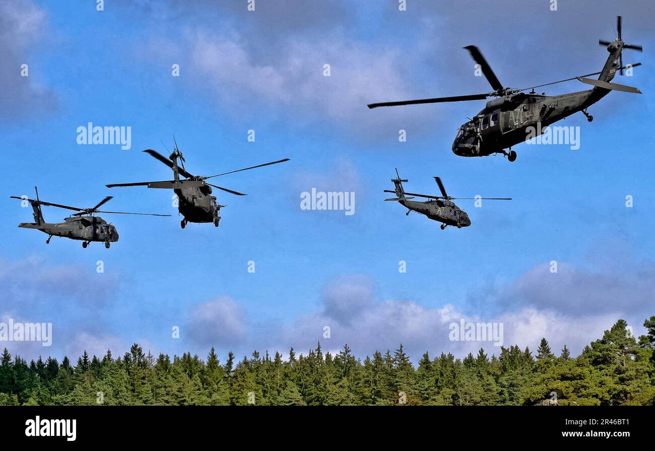 Uh 60 helicopters hi-res stock photography and images - Alamy
