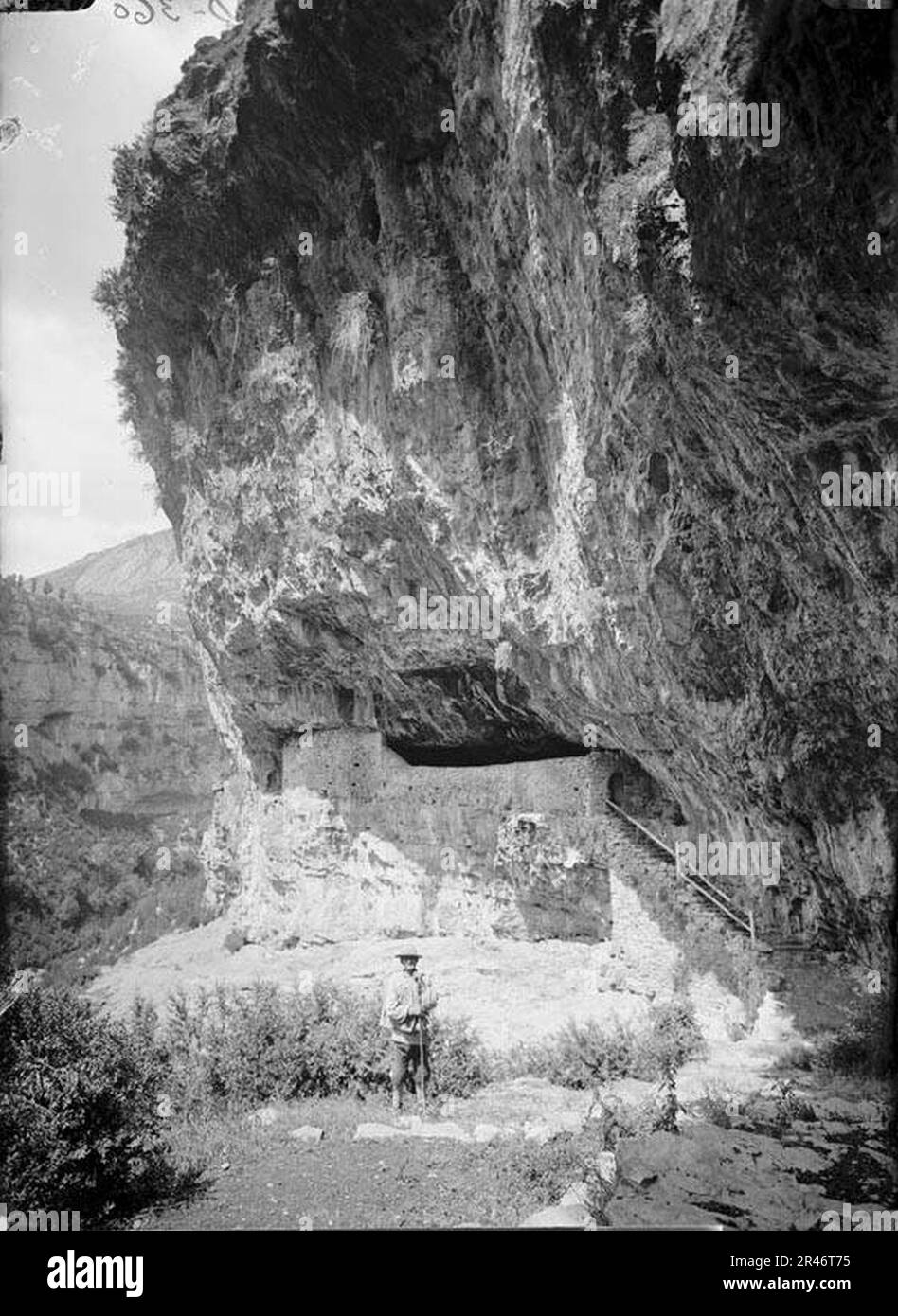 Un home al costat de la cova de San Úrbez Stock Photo