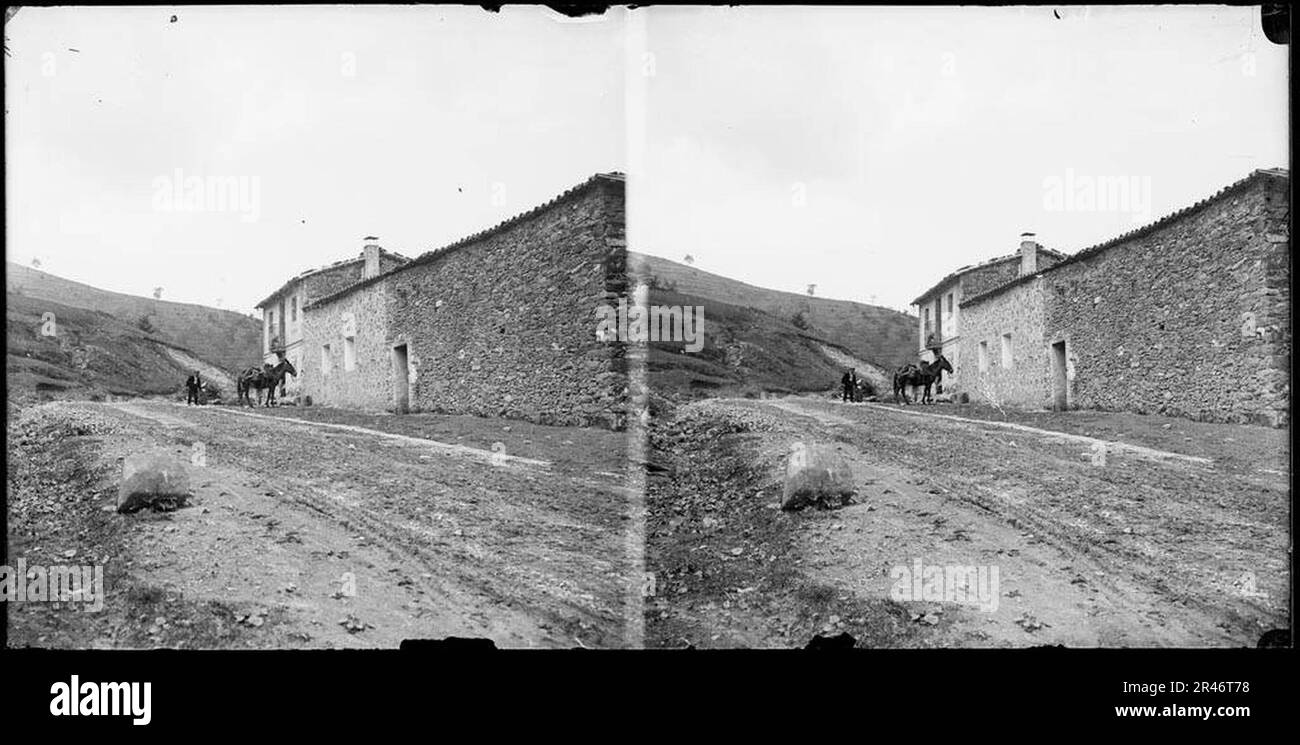 Un home amb un cavall davant d'un edifici en un camí prop d'una cantera