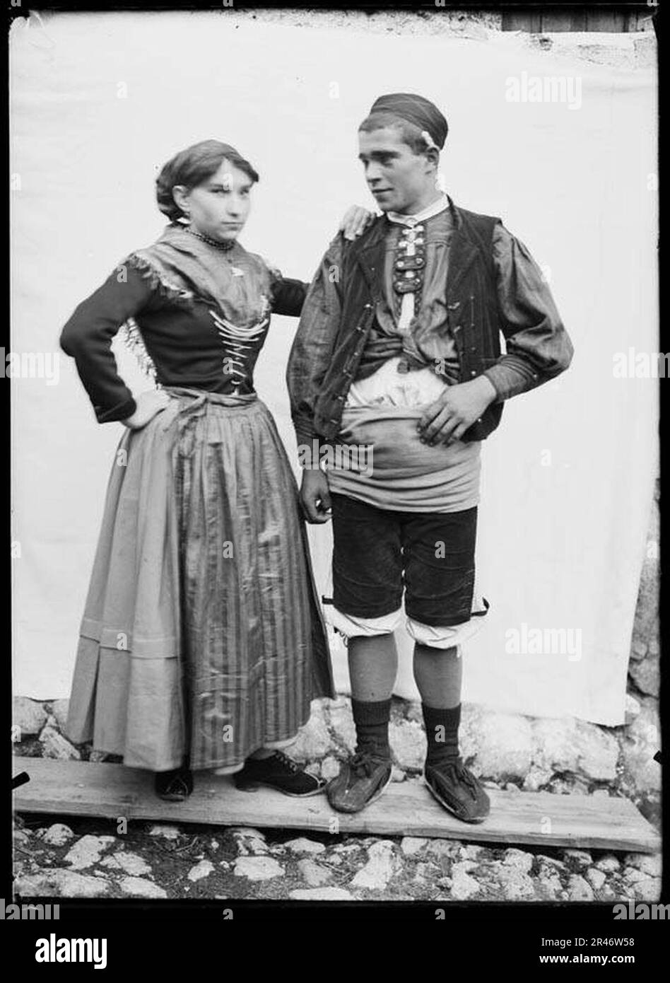 Un noi i una noia amb indumentària tradicional Stock Photo