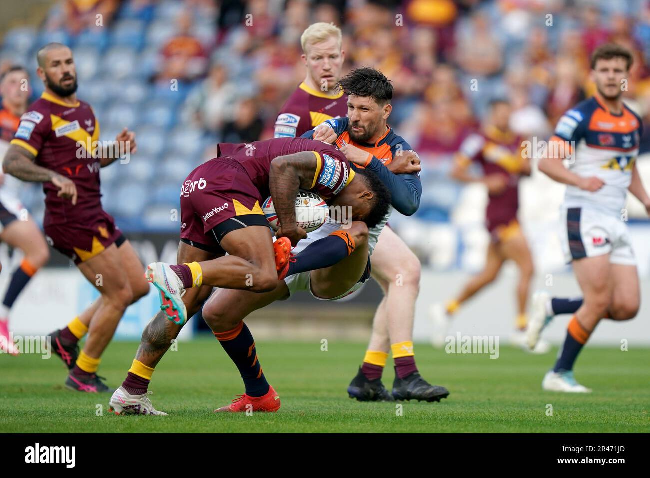 Huddersfield Giants’ Kevin Naiqama (left) and Castleford Tigers’ Gareth Widdop (right) battle for the ball during the Betfred Super League match at the John Smith's Stadium, Huddersfield. Picture date: Friday May 26, 2023. Stock Photo