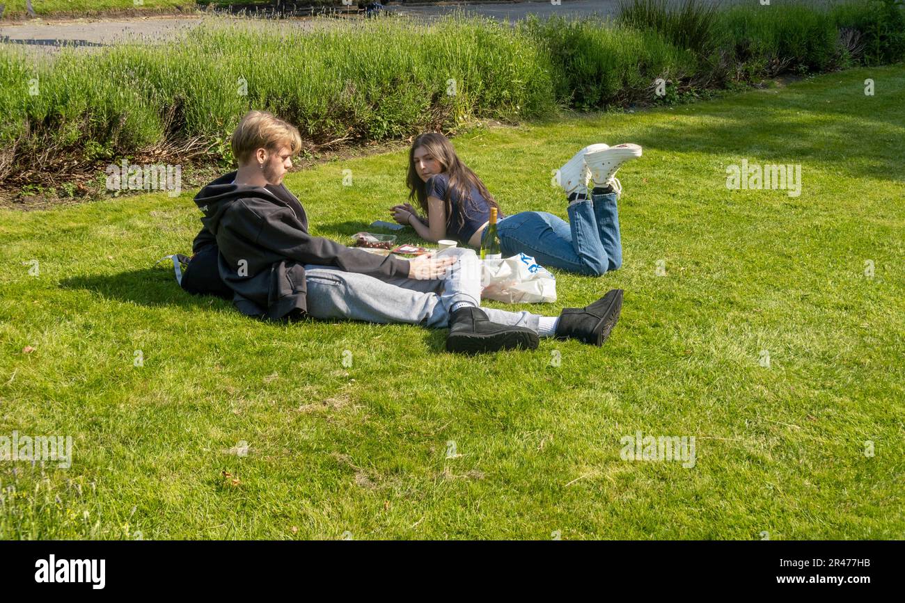 Couple having a picknick in St John's Gardens in Liverpool Stock Photo