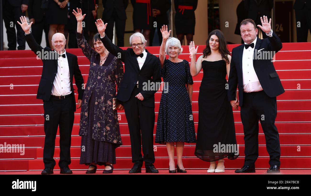 May 26, 2023, Cannes, Cote d'Azur, France: PAUL LAVERTY, REBECCA O'BRIEN, Director KEN LOACH, LESLEY ASHTON, EBLA MARI and DAVE TURNER attend the screening of 'The Old Oak' during the 76th Annual Cannes Film Festival at Palais des Festivals on May 26, 2023 in Cannes, France (Credit Image: © Mickael Chavet/ZUMA Press Wire) EDITORIAL USAGE ONLY! Not for Commercial USAGE! Stock Photo
