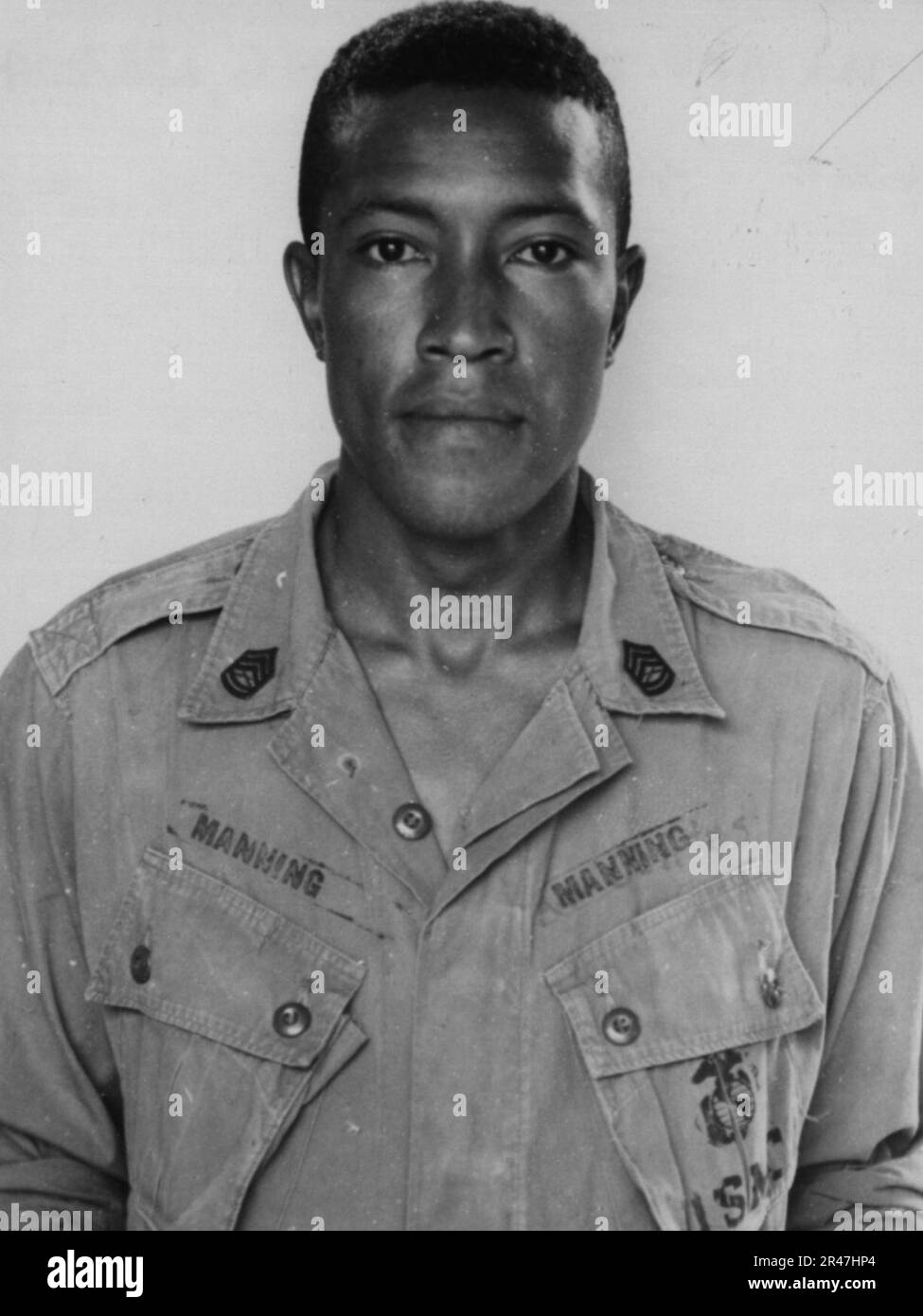 United States Marine Corps Gunnery Sergeant William T. Manning 1367024 Combat Photographers (Larry Burrows, Time-Life) - DPLA - d3f4d3906b70cc38d404442a9842f3c3 (cropped) Stock Photo