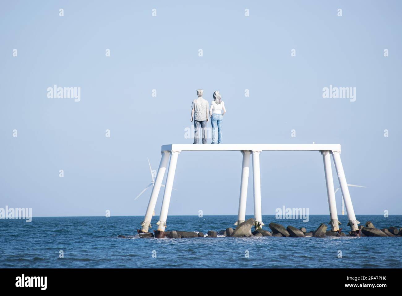 Statue of the couple at Newbiggin by the sea Stock Photo Alamy