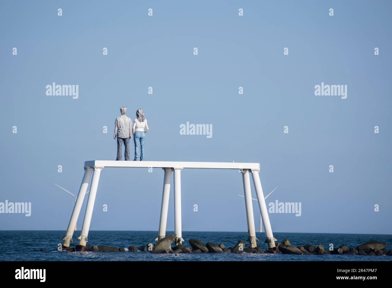 Statue of the couple at Newbiggin by the sea Stock Photo Alamy