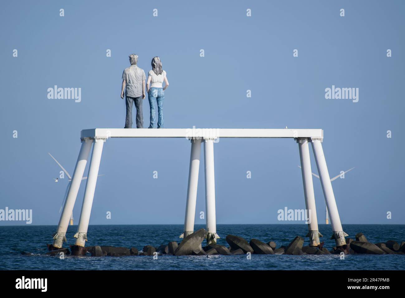 Statue of the couple at Newbiggin by the sea Stock Photo Alamy